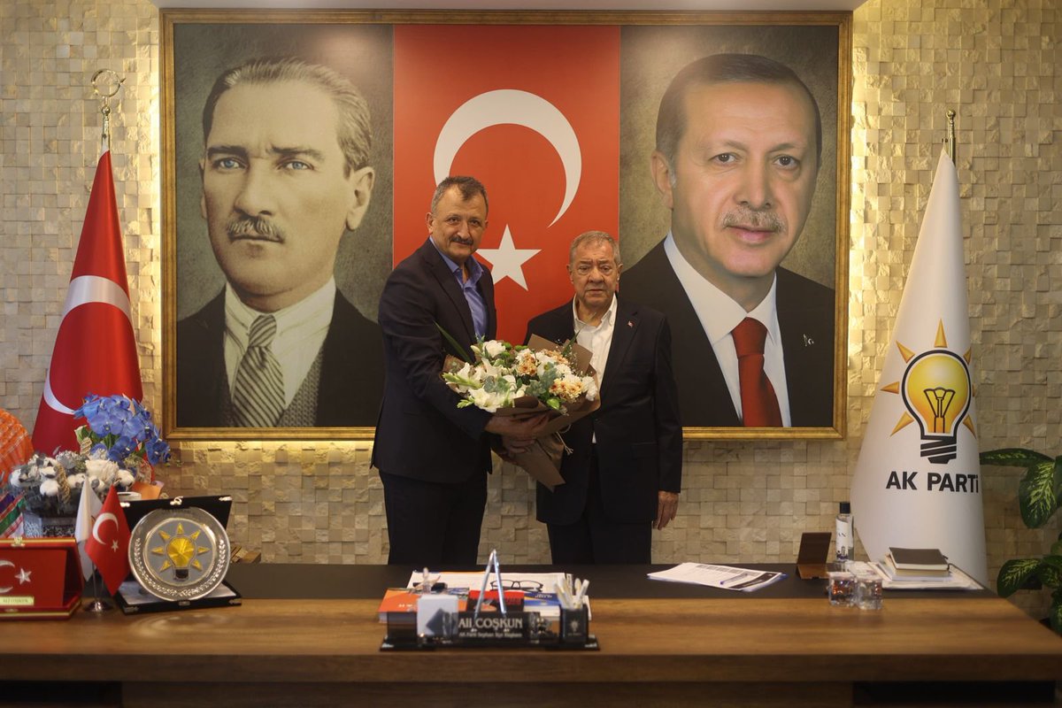 coskunali_01's tweet photo. TÜRK-İŞ Konfederasyonu 4. Bölge Başkanı Sayın Edip Gülnar ve Güvenlik-İş Sendikası Bölge Başkanı Sayın Erkan Aksoy’u İlçe Başkanlığımızda ağırladık.

Çalışma hayatı ve emekçi kardeşlerimizin beklentileri üzerine sohbet ettik. Nazik ziyaretleri için kendilerine teşekkür ediyorum.

#GüçlüTeşkilatGüçlüSeyhan