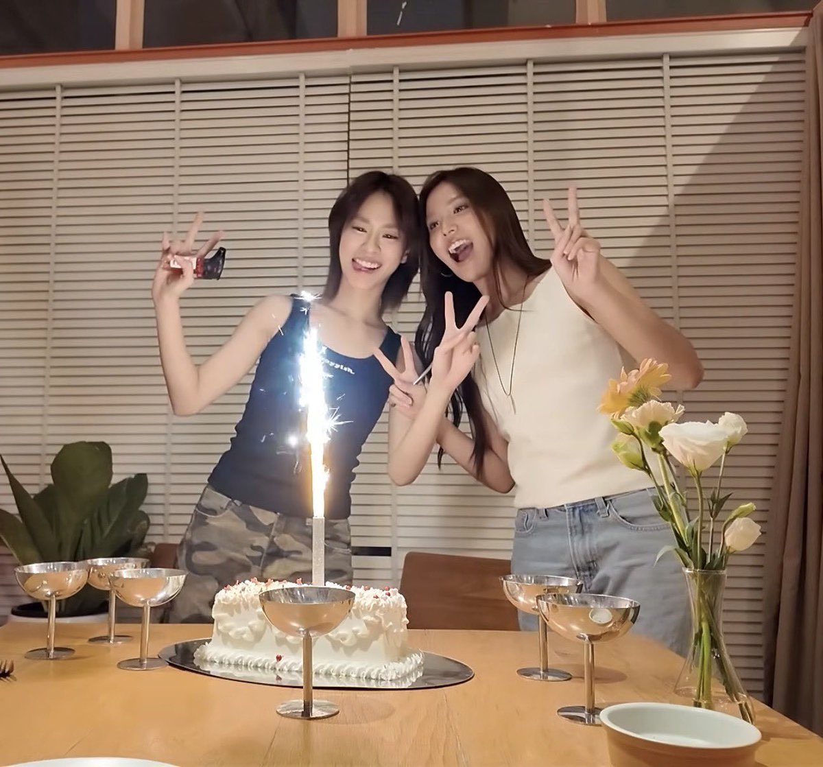ruci_ii's tweet photo. reminds me of that one mint interview when the interviewer said “you’ll miss her when she’s not there to be clingy with you” and it got emi so worked up 😭 please don’t ever question eb about seperating one day because it’s that serious for them and they really dislike being asked these kind of questions 🥺🥺🥺 + bonnie really dislikes the word ‘selling the ship’ so let’s try to avoid that too 🫳🏻🫳🏻🫳🏻

💜: ‘How Bonnie and P'Mi are on camera is exactly how we are off camera.’