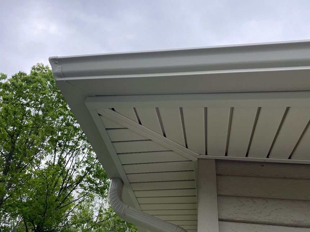 AllRoofingSol's tweet photo. From worn-out to weather-ready >> Vinyl Soffit, Aluminum Wrapping &amp; Gutters Installation, Wilmington DE 19809 https://t.co/rMiyMtCxPO