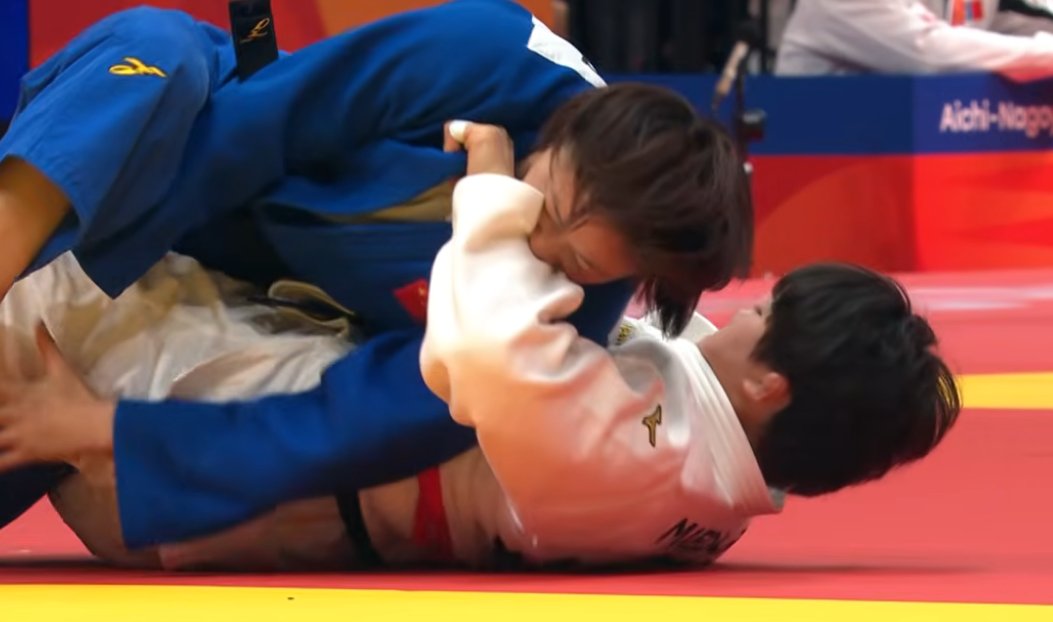 IUUST64's tweet photo. Judo femenino de los Juegos Asiáticos
Una atleta china mordió a una atleta japonesa con la boca.
¿China envió a un perro a competir? 🦴 https://t.co/1M4eDkcqZA