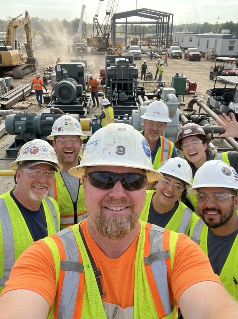 TelvinWilsup's tweet photo. Behind every big project is a crew of dedicated people making it happen! 👷♂️👷♀️ Loving the energy on site today. Hope everyone is having a productive week! How’s your week going so far? 👇 #FieldWork #Engineering #GoodEnergy #HardWorkPaysOff #DailyGrind https://t.co/8EcTj5nNP3