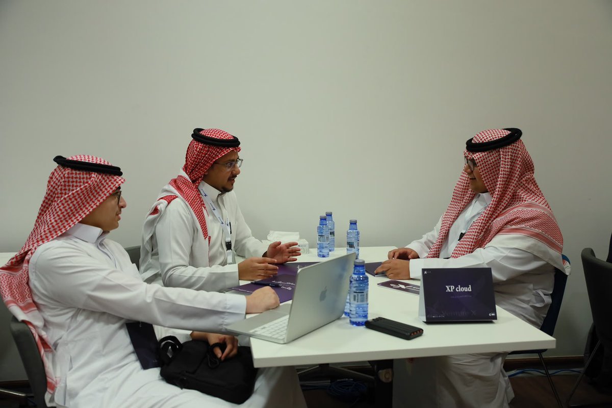 2ex_ff's tweet photo. كواليس العمل على مشروع "رقيب" مع فريق XP Cloud 🚀

نعمل بشغف في مسار البنية التحتية والحوسبة السحابية خلال مشاركتنا في هاكثون VentureX ☁️💻
#حلّها_بفكرة https://t.co/cQydFhiuqh