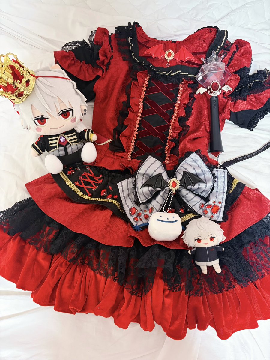 Vamp_umi's tweet photo. 気合い入れて参戦服自作しました！🦇
くずはぬいの参戦服も作ったよーჱ̒ ᴖ⩊ᴖ )
沢山こだわったから見て見てー！！

 #葛葉ブラッディコーデ ♥️⟡.· https://t.co/da2V1J7QQN