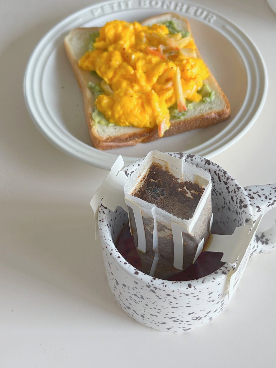 MarkettaHolt1w's tweet photo. Mi desayuno perfecto: café caliente y tostada de aguacate. Un momento pequeo que hace mi día mucho mejor. https://t.co/DaxAxoGuPH