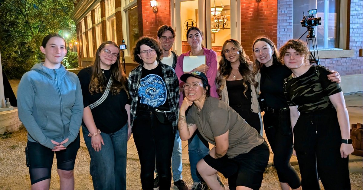 EdmontonScreen's tweet photo. 10 Greenlight Alberta trainees spent the shoot on set for Room 309, a 1930s thriller from Brimstone Pictures filmed at @FortEdPark. 

The project was selected for investment through our Greenlight Alberta short film call. 

Congrats to the cast, crew, and trainees! #YEGfilm https://t.co/5pijjVYDug