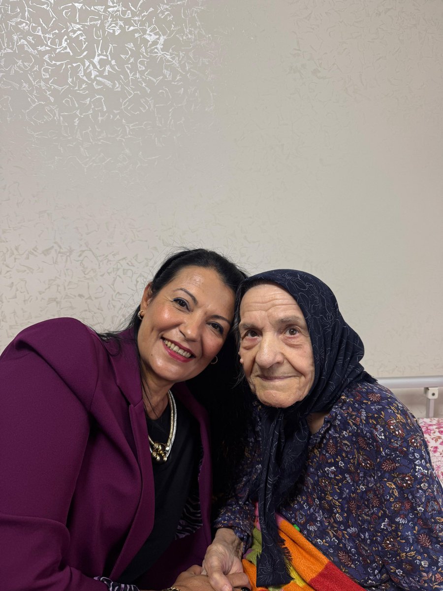 sevgiemanet1's tweet photo. @ozelviphayat yaşlı bakım merkezin deki çok kıymetli büyüyüm ile yeniden buluşmanın ve görüşmenin mutluluğu bir başka güzel. 
"Başımızın tacı tüm büyüklerimizin 
1 Ekim Dünya Yaşlılar Günü’nü kutluyor; sağlıklı, huzurlu nice yaşlar diliyorum.İyi ki varsınız. "
#dünyayaşlılargünü https://t.co/VXN9xv9Reb