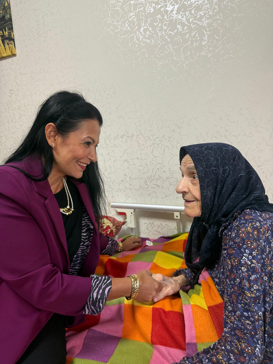 sevgiemanet1's tweet photo. @ozelviphayat yaşlı bakım merkezin deki çok kıymetli büyüyüm ile yeniden buluşmanın ve görüşmenin mutluluğu bir başka güzel. 
"Başımızın tacı tüm büyüklerimizin 
1 Ekim Dünya Yaşlılar Günü’nü kutluyor; sağlıklı, huzurlu nice yaşlar diliyorum.İyi ki varsınız. "
#dünyayaşlılargünü https://t.co/VXN9xv9Reb