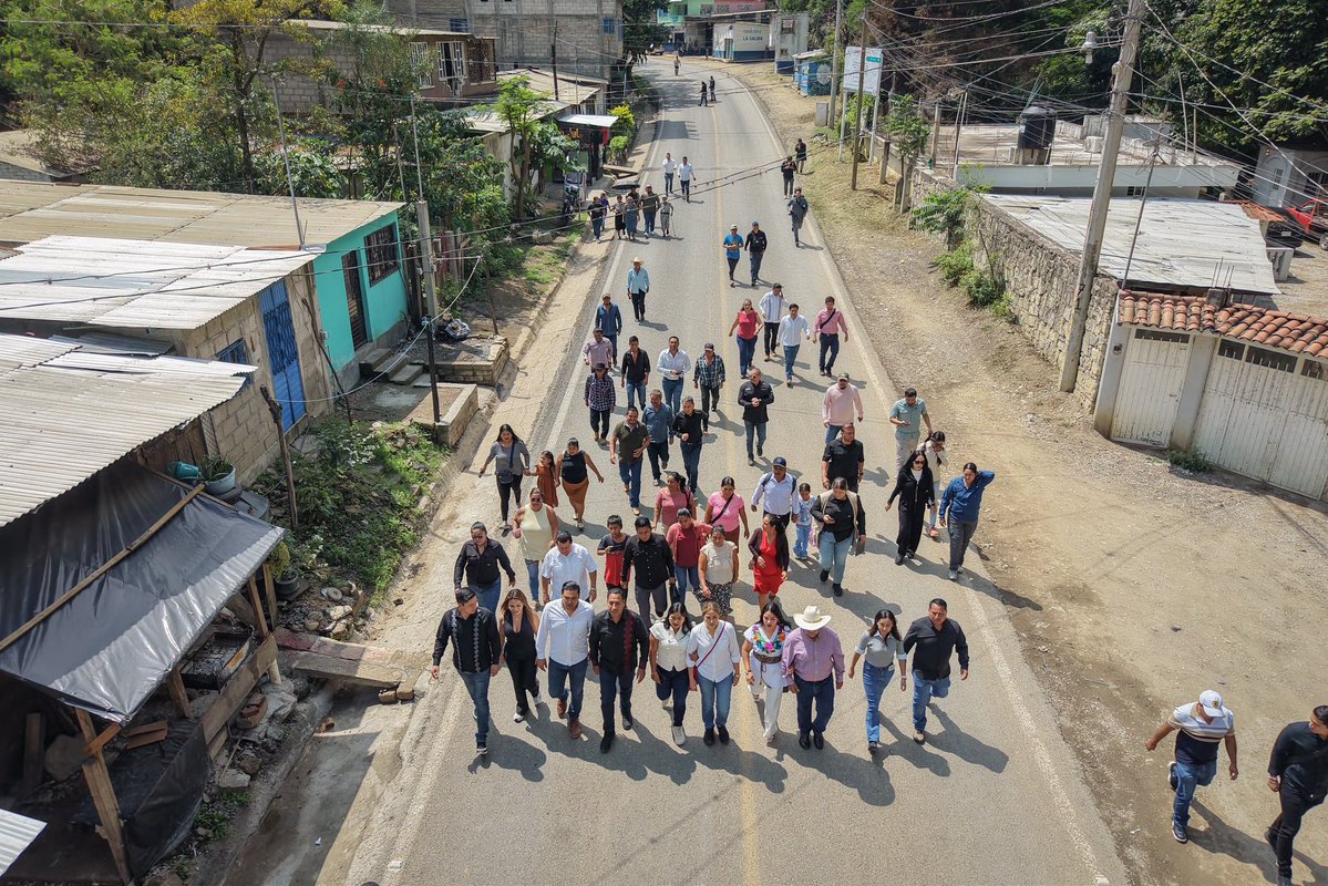 ramirezlalo_'s tweet photo. En Bochil supervisé la rehabilitación del tramo carretero Villahermosa-Tuxtla Gutiérrez.

En este año vamos a rehabilitar más de mil 200 kilómetros de caminos en todo el estado, y el próximo año trabajaremos de la mano con todos los ayuntamientos para duplicar esta meta y avanzar hacia la rehabilitación de gran parte de la red carretera de Chiapas.

Porque cuando rehabilitamos un camino, no solo mejoramos la conectividad, garantizamos que la salud, la educación y la prosperidad lleguen a todos los pueblos de Chiapas.