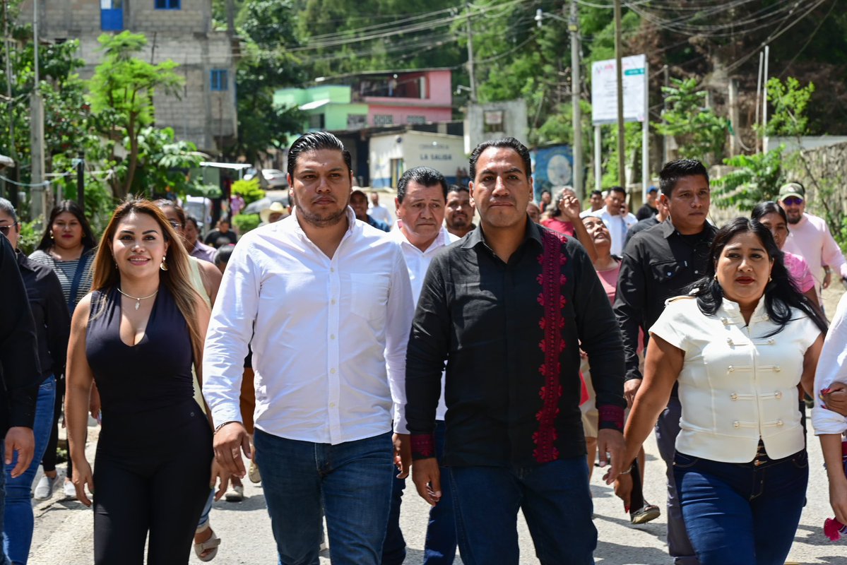 ramirezlalo_'s tweet photo. En Bochil supervisé la rehabilitación del tramo carretero Villahermosa-Tuxtla Gutiérrez.

En este año vamos a rehabilitar más de mil 200 kilómetros de caminos en todo el estado, y el próximo año trabajaremos de la mano con todos los ayuntamientos para duplicar esta meta y avanzar hacia la rehabilitación de gran parte de la red carretera de Chiapas.

Porque cuando rehabilitamos un camino, no solo mejoramos la conectividad, garantizamos que la salud, la educación y la prosperidad lleguen a todos los pueblos de Chiapas.