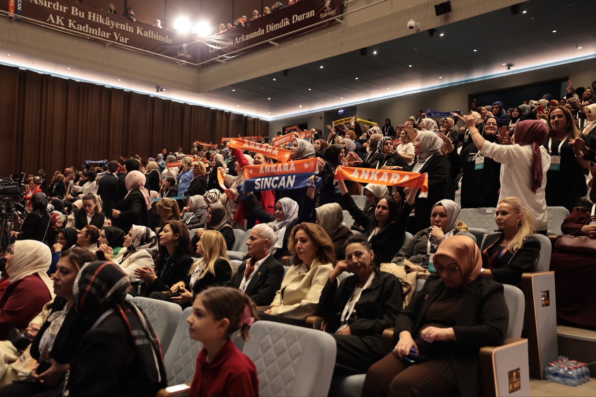 leylasahinusta's tweet photo. Cumhurbaşkanımız ve Genel Başkanımız Sayın @RTErdogan’ın teşrifleriyle, Genel Merkezimizde gerçekleşen İstanbul Kadın Kollarımızın “Mahalle Başkanları İstişare ve Değerlendirme Toplantısı”nda mahalle başkanlarımızla bir araya geldik.

AK Parti’mizin teşkilat mimarisi, mahallelerimizden başlayarak sahayla bağını hiç koparmayan güçlü bir yapı üzerine inşa edilmiştir. Bu yapının her kademesi ve her bir teşkilat mensubumuz, çalışmalarımızın ayrılmaz bir parçasıdır.

Teşkilatımızın her adımına verdiğimiz önemle, sahadaki güçlü varlığımızı daha da ileri taşıyoruz. 🇹🇷