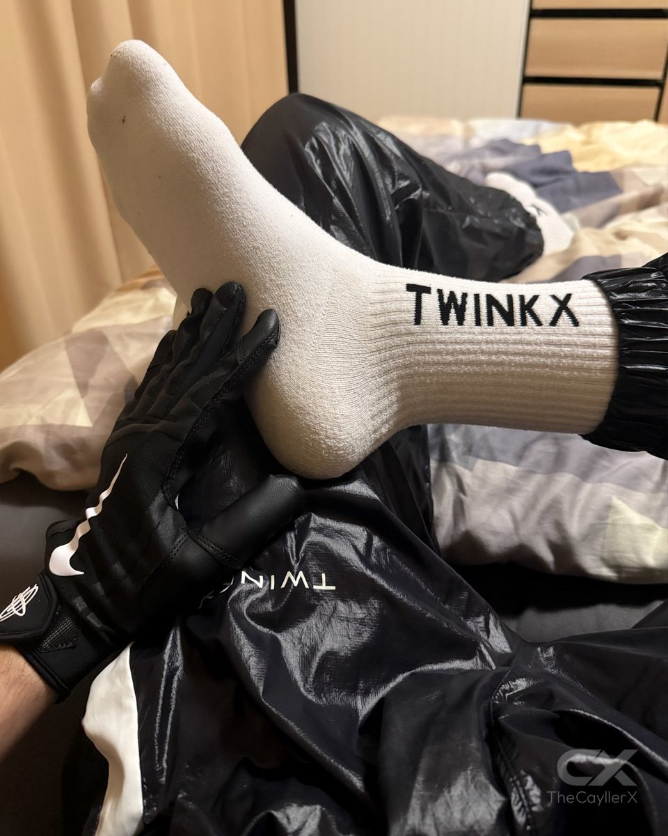 TheCayllerX's tweet photo. Snagged my friend’s TwinkX trackies.
Hot black nylon with a special ending. 👀
🕘 See the full solo tonight. https://t.co/DoaSN3ehtm