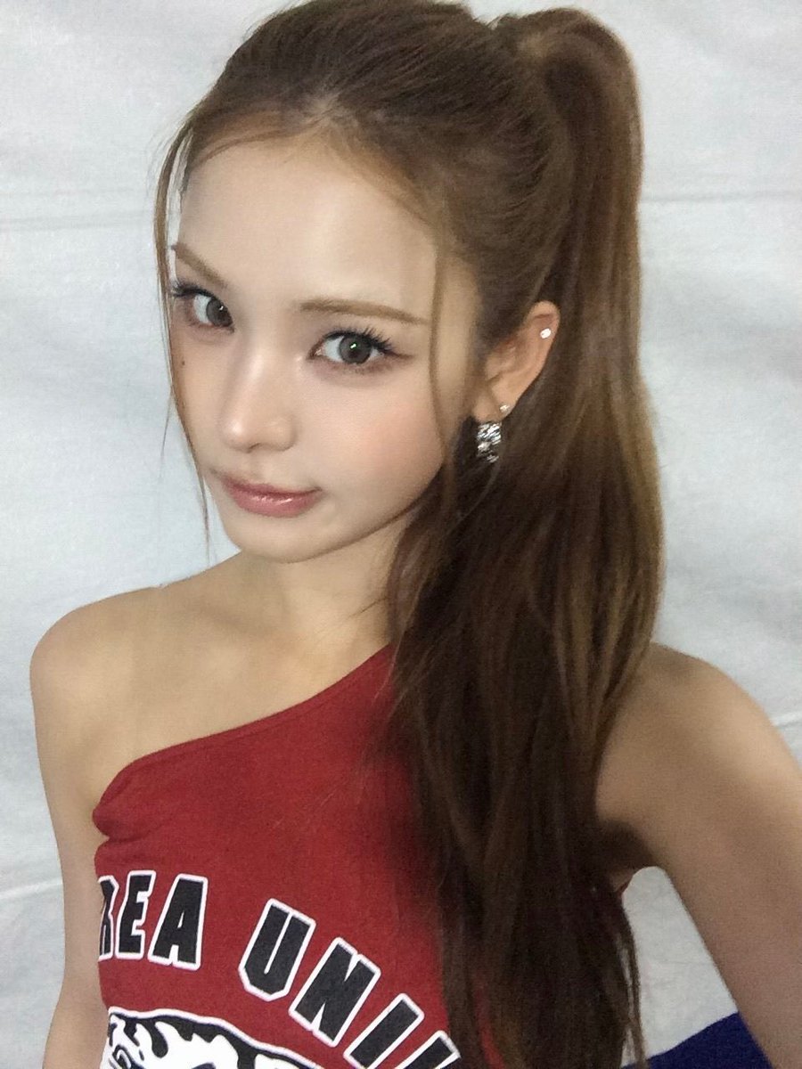 TOMIOKAMAIfr's tweet photo. 💬 › +CHAT — 30.09.26

➜ Mai vous a envoyé un nouveau message 

⊹ #마이 #MAI #TOMIOKAMAI #冨岡まい #IZNA #이즈나 https://t.co/ynr49fxzCv