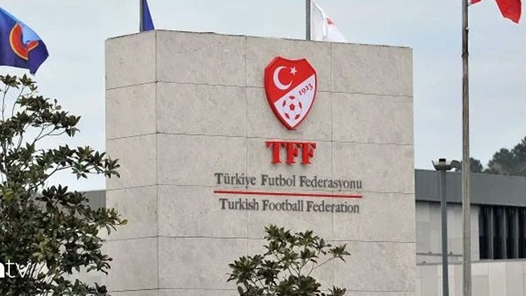 FutbooCom's tweet photo. Milli Takım'ın pasaport kontrolünden geçmesinin ardından TFF heyetine geçişte zorluk çıkartıldı. Heyet henüz Belçika'ya giriş yapamadı.(📎HT Spor) https://t.co/f8M974k3Wu