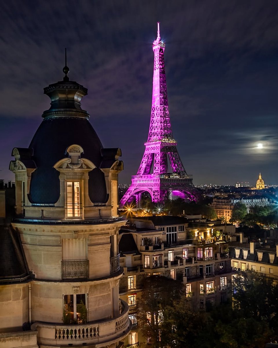 GossipRoomOff's tweet photo. 🚨 La tour Eiffel s’est illuminée en rose pour marquer le lancement d’Octobre Rose, le mois consacré à la sensibilisation et à la lutte contre le cancer du sein.

Une illumination symbolique qui rappelle notamment l’importance du dépistage et de la recherche.

Une pensée particulière à toutes les personnes touchées par la maladie, ainsi qu’à leurs familles et à leurs proches. Et surtout, beaucoup de force et d’espoir à toutes celles et ceux qui se battent chaque jour. 🎀🩷

📸: raphaelmetivet (IG)