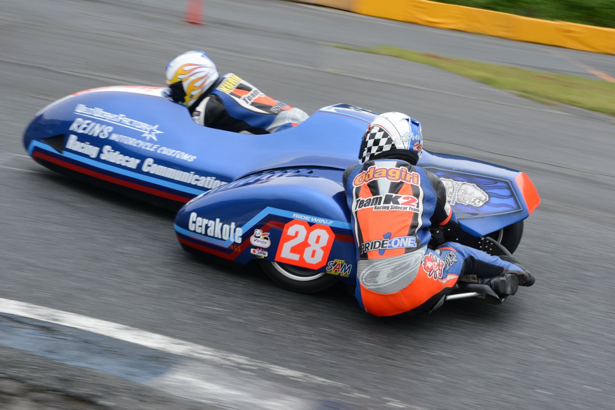 kurikuri_r1200s's tweet photo. ようやくチームでお揃いのレーシングスーツ。
VANDA RACING ＆Team K2
胸にはVANDA、背中にK2

和田さん拘りの安全性と運動性そしてカッコイイ！
来年の開幕が待ち遠しい🏁

Photo by OKさん
#pride1jp #TeamPRIDEONE　＃本庄サーキット https://t.co/sNtdBmr7zj