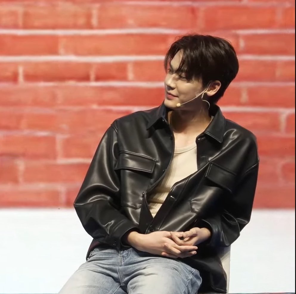 anhedoniasoul's tweet photo. DEW JIRAWAT IN LEATHER JACKET WOULD BE THE DEATH OF ME https://t.co/EvboPLe5Us
