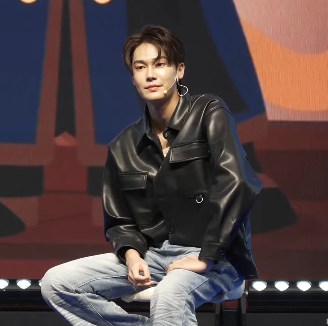 anhedoniasoul's tweet photo. DEW JIRAWAT IN LEATHER JACKET WOULD BE THE DEATH OF ME https://t.co/EvboPLe5Us