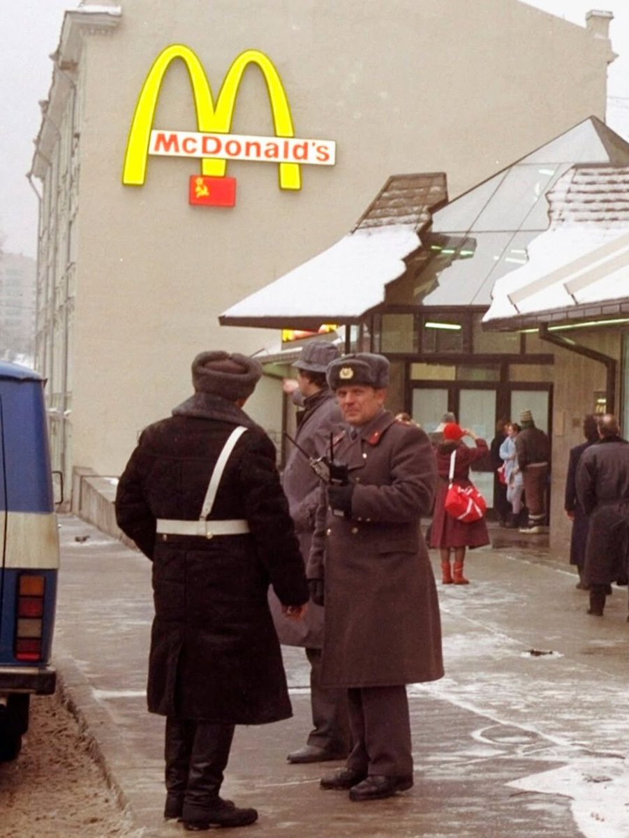 corporatelored's tweet photo. The opening of the first Russian Mcdonald's https://t.co/rEbO3fLA9f