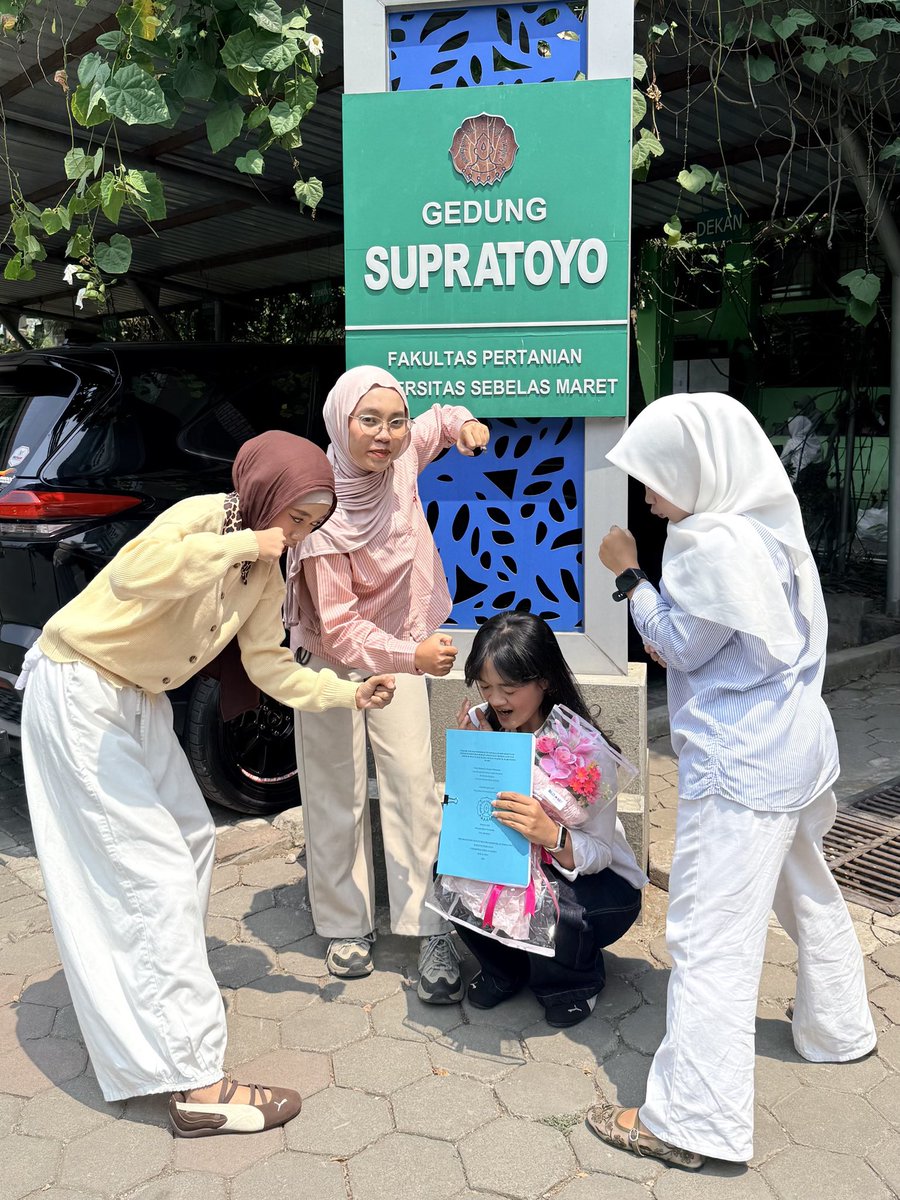 illicipsee's tweet photo. wkwk lucu bgt c, thank you for everything guys love u🐣
(aku sebenernya skip semhas, cm pengen ada foto”, jd sekalian aja pas sempro jopan hehe) https://t.co/FKtb5FFD5R