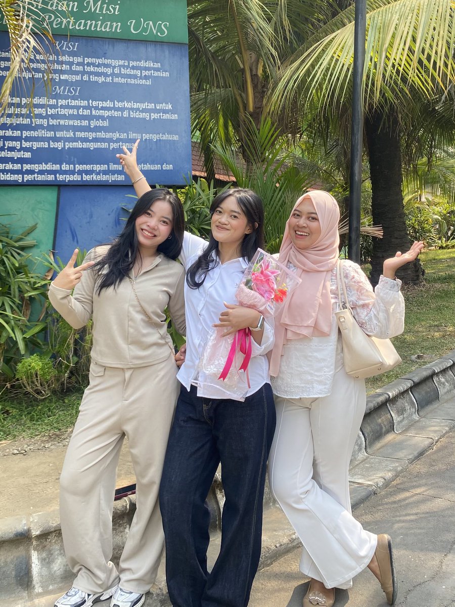illicipsee's tweet photo. wkwk lucu bgt c, thank you for everything guys love u🐣
(aku sebenernya skip semhas, cm pengen ada foto”, jd sekalian aja pas sempro jopan hehe) https://t.co/FKtb5FFD5R