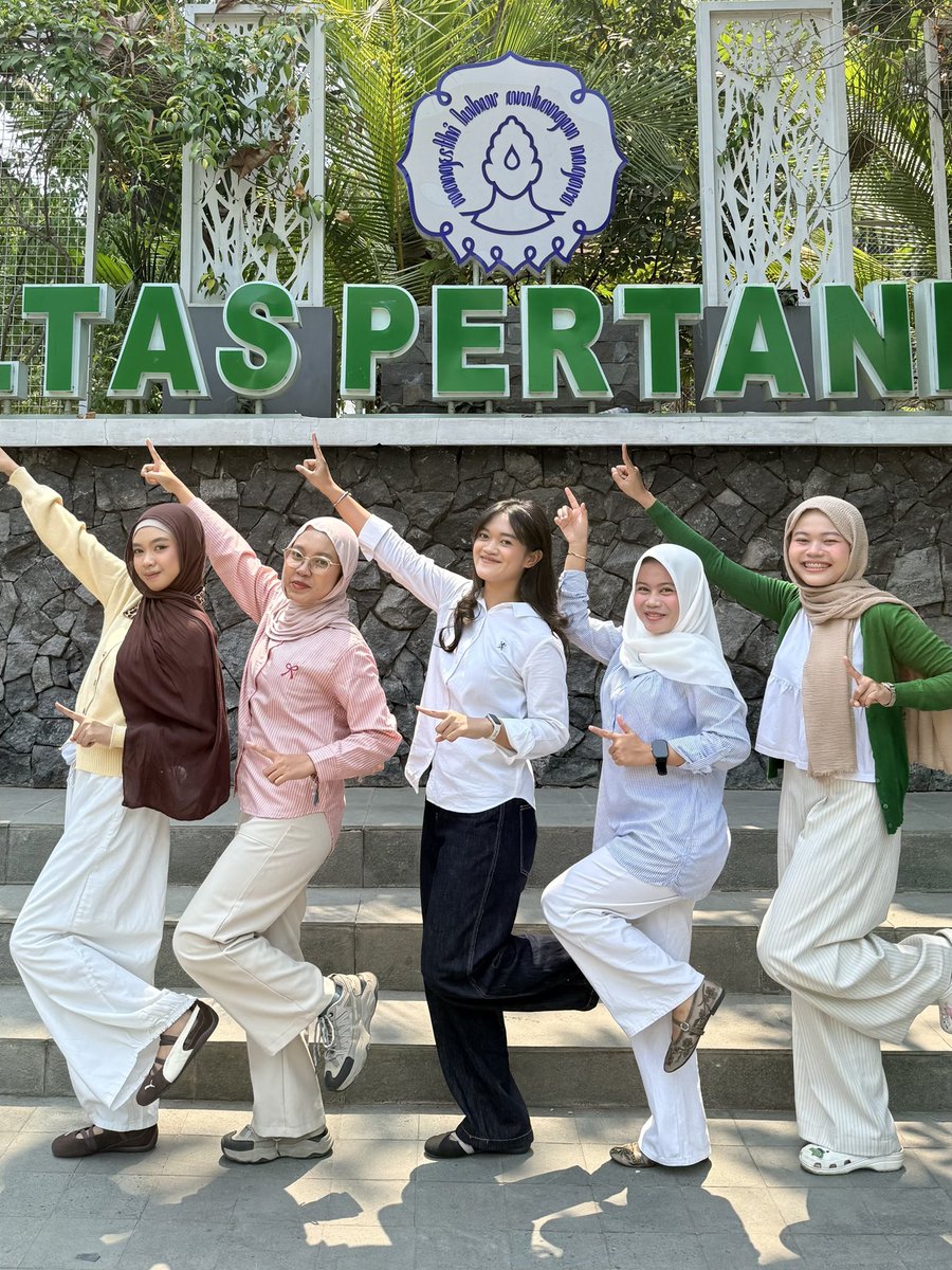 illicipsee's tweet photo. wkwk lucu bgt c, thank you for everything guys love u🐣
(aku sebenernya skip semhas, cm pengen ada foto”, jd sekalian aja pas sempro jopan hehe) https://t.co/FKtb5FFD5R