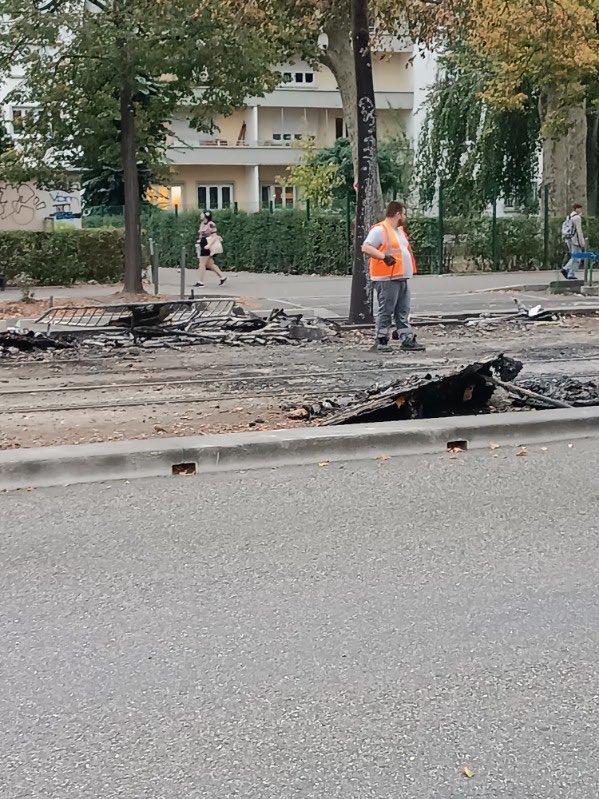 Roland160550's tweet photo. Échantillon d’une petite escapade des « étudiants » devant le lycée Coufignal à Strasbourg. Belle journée pour eux pour moi 🤮🤮🤮😅 https://t.co/3xjvWeubY4