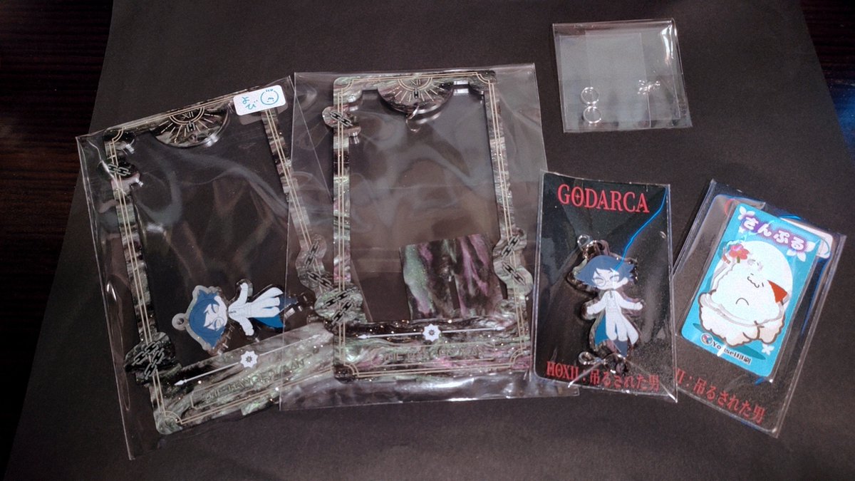 zeromati_'s tweet photo. 人生初の自作グッズをyousei印刷様で作らせてもらいました〜
GODARCA HOXII：吊るされた男
アクスタ＆アクキー
アクキーはアクスタにぶら下げる時に逆さまに吊るせるようにしました https://t.co/awh6iVZjxc