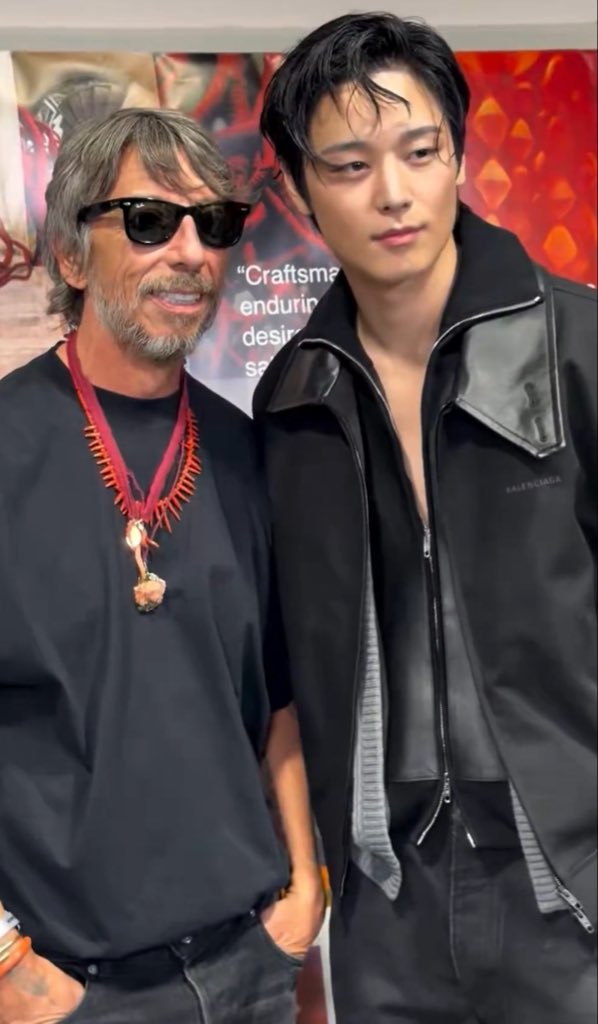 kittenjuyn's tweet photo. Juyeon with Pierpaolo Piccioli 🖤 (Balenciaga creative director) https://t.co/CDpRGpYDrz