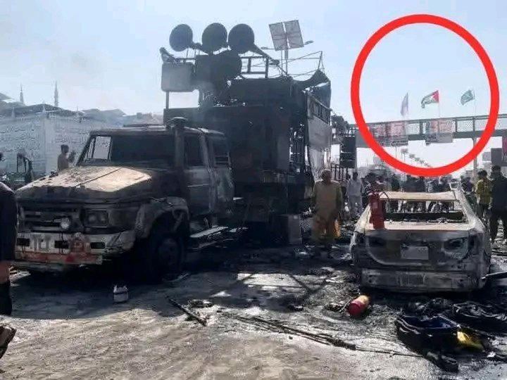 khnjrERAZ72rsm's tweet photo. جہاں پہ صبر بھی کرنا بہت ہی مشکل تھا وہاں پہ شکرِ الٰہی بجا لائے ہیں وہ
 ملا ہے خونِ جگر سے جنہیں حیات کا رنگ
ستم کی دھوپ میں سایہ بنا کے آئے ہیں وہ

کمال کا حوصلہ تھا مریدکے والوں کا وہاں پر بھی شکر کرتے تھے جہاں پر صبر مشکل تھا🥺💔 https://t.co/f8aMC00dCi