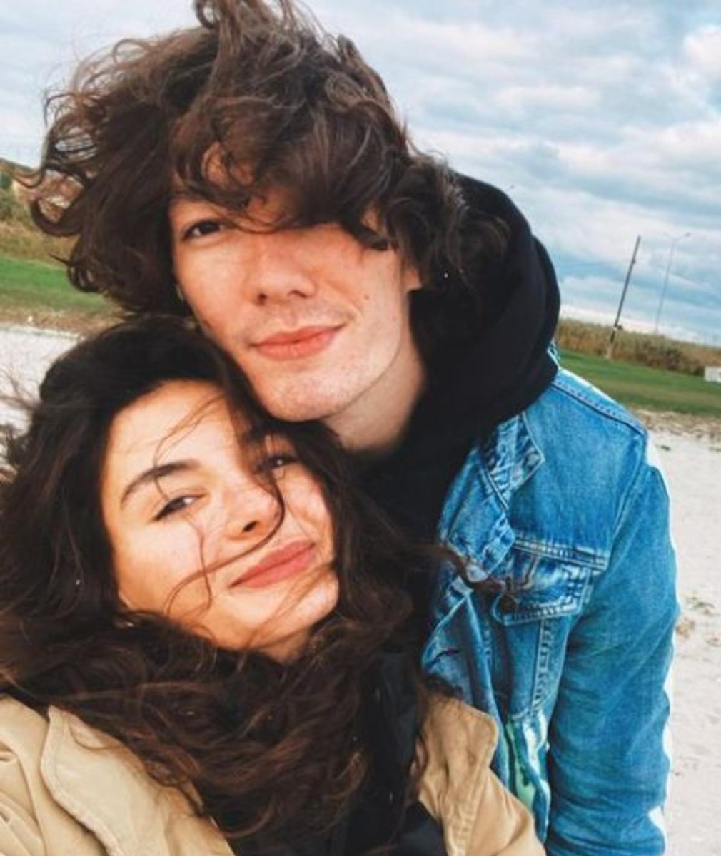 loveuchats's tweet photo. tr de ebru şahin ve cedi osman üstlenmiş bu olayı resmen. şuraya bakın, ikizler resmen birbirinin kopyası “seven sevdiğine benzer” olayı gerçekten doğruymuş😭 https://t.co/ViaZWjl2TU