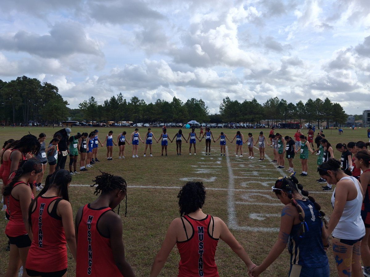 SpringISDAthl's tweet photo. Truly a sign of great sportsmanship and togetherness at the District 14-6A Cross Country Meet! https://t.co/iYZuwzk9Hb
