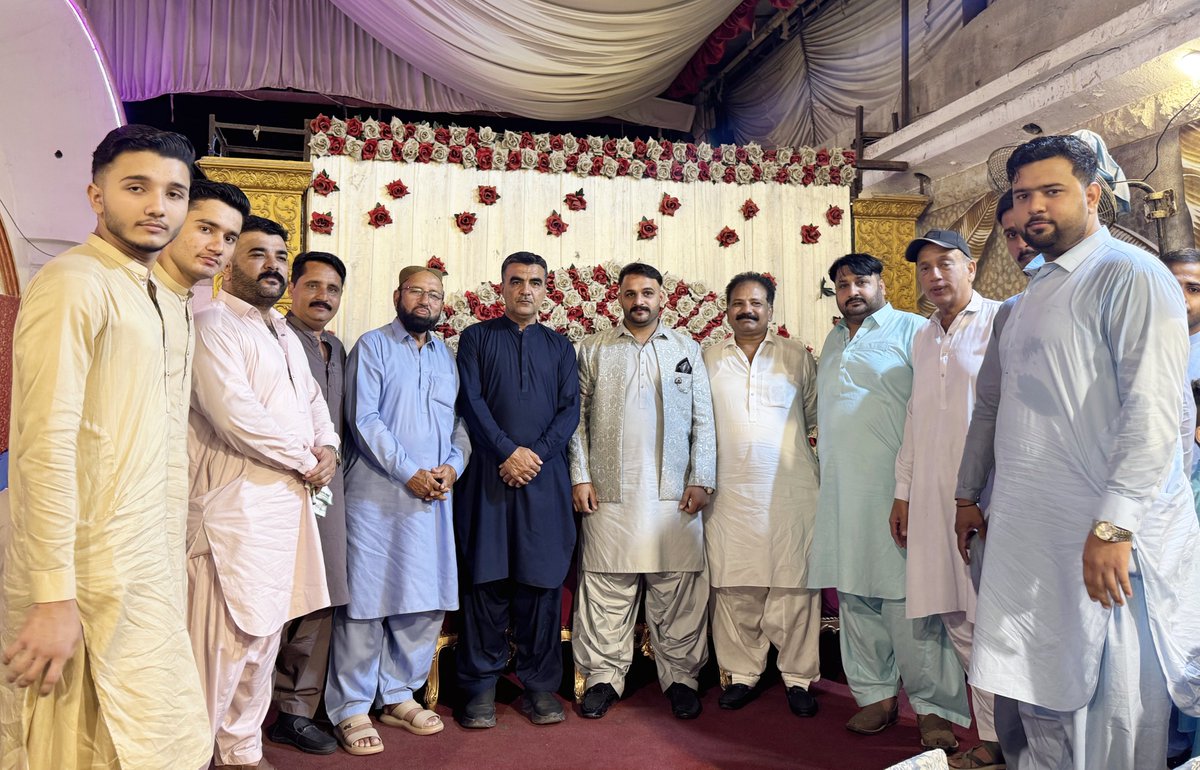 ShakeelChPPP's tweet photo. لیاری میں ہزارہ برادری کی معروف شخصیت جمشید خان تنولی کے صاحبزادے اور نوجوان جیالے وقاص خان تنولی کے بھتیجے جنید خان تنولی کی شادی میں چیئرمین عنایت اللہ خان مروت، ماما ریاض خان اور شیراز خان کے ہمراہ شرکت اور جمشید خان تنولی کو مبارکباد پیش کی۔۔۔
#PPPFamily
#Karachi https://t.co/VS842KQVQA