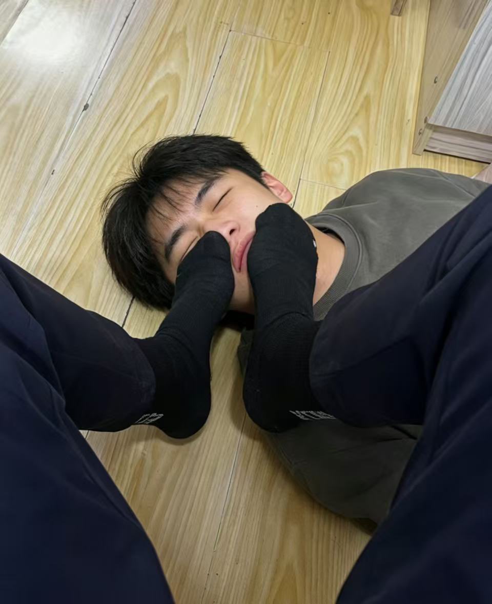 SXx0176298's tweet photo. 爸爸的黑袜大脚好闻吗 贱狗 https://t.co/nM1ZcWjkbP