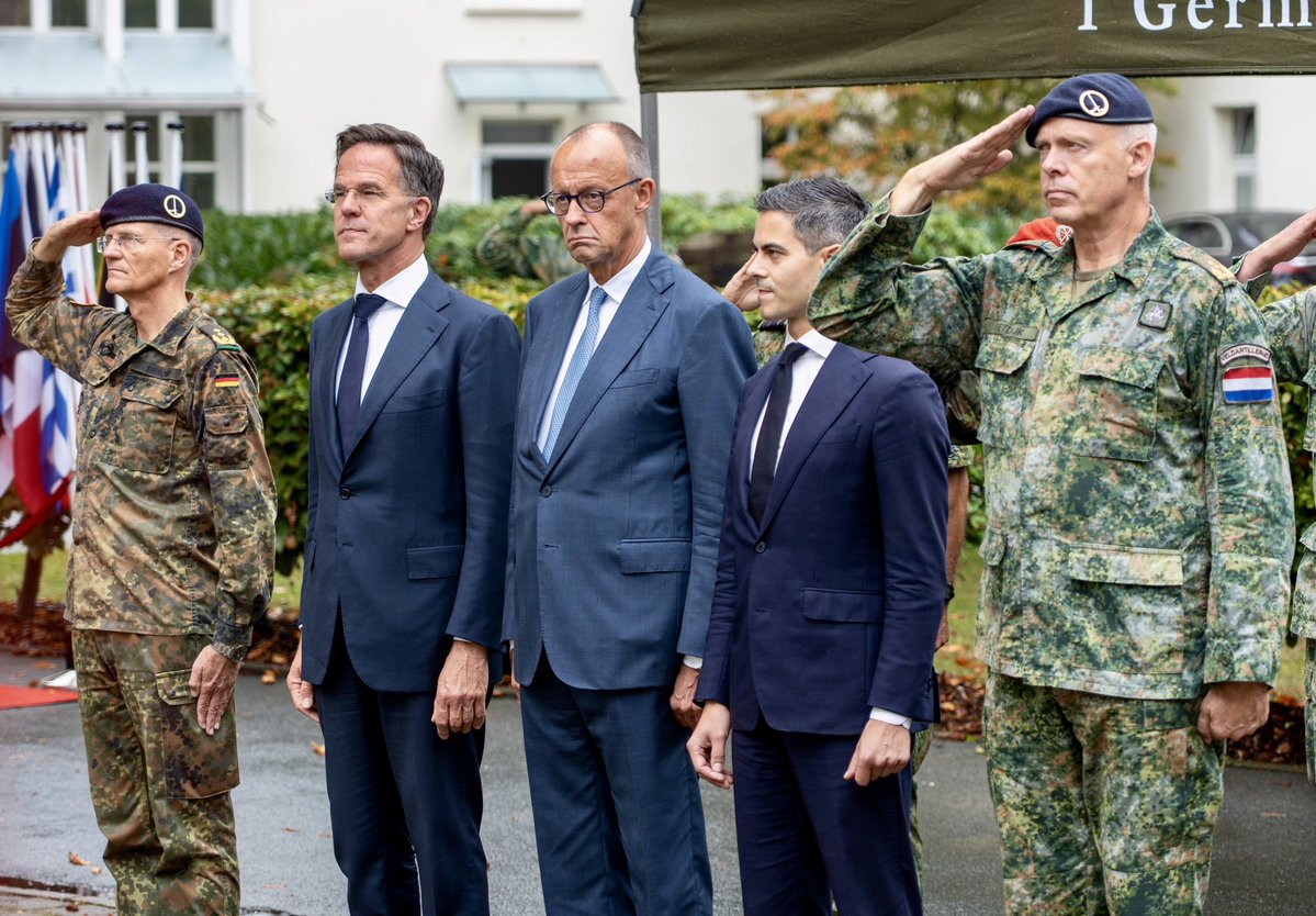 MinPres's tweet photo. In Münster is sinds 1995 het Duits-Nederlandse Legerkorps gevestigd; een hoofdkwartier dat snel en overal ter wereld operaties kan uitvoeren. Vandaag bezocht ik het Corps samen met @bundeskanzler Friedrich Merz en @SecGenNATO Mark Rutte. 

De noodzaak om samen te werken is groter dan ooit. De Russische dreiging richting het NAVO-bondgenootschap neemt snel toe. We realiseren ons dat Europa te maken heeft met een uitdagende veiligheidssituatie. In Münster heb ik gezien hoe militaire samenwerking er op zijn best uit ziet. Inmiddels nemen militairen uit 16 landen deel aan dit korps.

Sinds 1 juli fungeert het Corps als tactisch NAVO-hoofdkwartier in Letland en Estland. Het staat daarmee schouder aan schouder met de Letten en Esten in de verdediging van hun 700 kilometer lange grens met Rusland. Het Corps is hiermee niet alleen een succesvol voorbeeld van Duits-Nederlandse- en Europese samenwerking, maar ook het voorbeeld dat Europa binnen de NAVO verantwoordelijkheid neemt voor de verdediging van het NAVO-grondgebied.