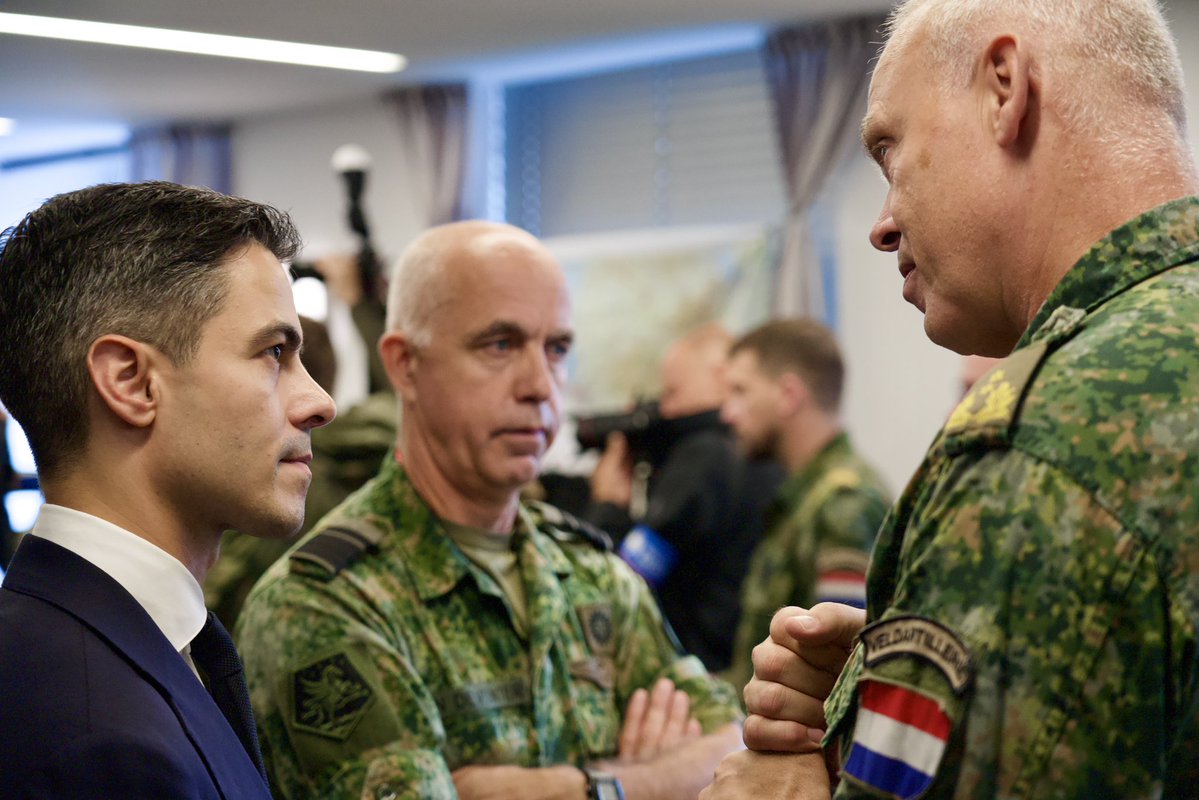 MinPres's tweet photo. In Münster is sinds 1995 het Duits-Nederlandse Legerkorps gevestigd; een hoofdkwartier dat snel en overal ter wereld operaties kan uitvoeren. Vandaag bezocht ik het Corps samen met @bundeskanzler Friedrich Merz en @SecGenNATO Mark Rutte. 

De noodzaak om samen te werken is groter dan ooit. De Russische dreiging richting het NAVO-bondgenootschap neemt snel toe. We realiseren ons dat Europa te maken heeft met een uitdagende veiligheidssituatie. In Münster heb ik gezien hoe militaire samenwerking er op zijn best uit ziet. Inmiddels nemen militairen uit 16 landen deel aan dit korps.

Sinds 1 juli fungeert het Corps als tactisch NAVO-hoofdkwartier in Letland en Estland. Het staat daarmee schouder aan schouder met de Letten en Esten in de verdediging van hun 700 kilometer lange grens met Rusland. Het Corps is hiermee niet alleen een succesvol voorbeeld van Duits-Nederlandse- en Europese samenwerking, maar ook het voorbeeld dat Europa binnen de NAVO verantwoordelijkheid neemt voor de verdediging van het NAVO-grondgebied.