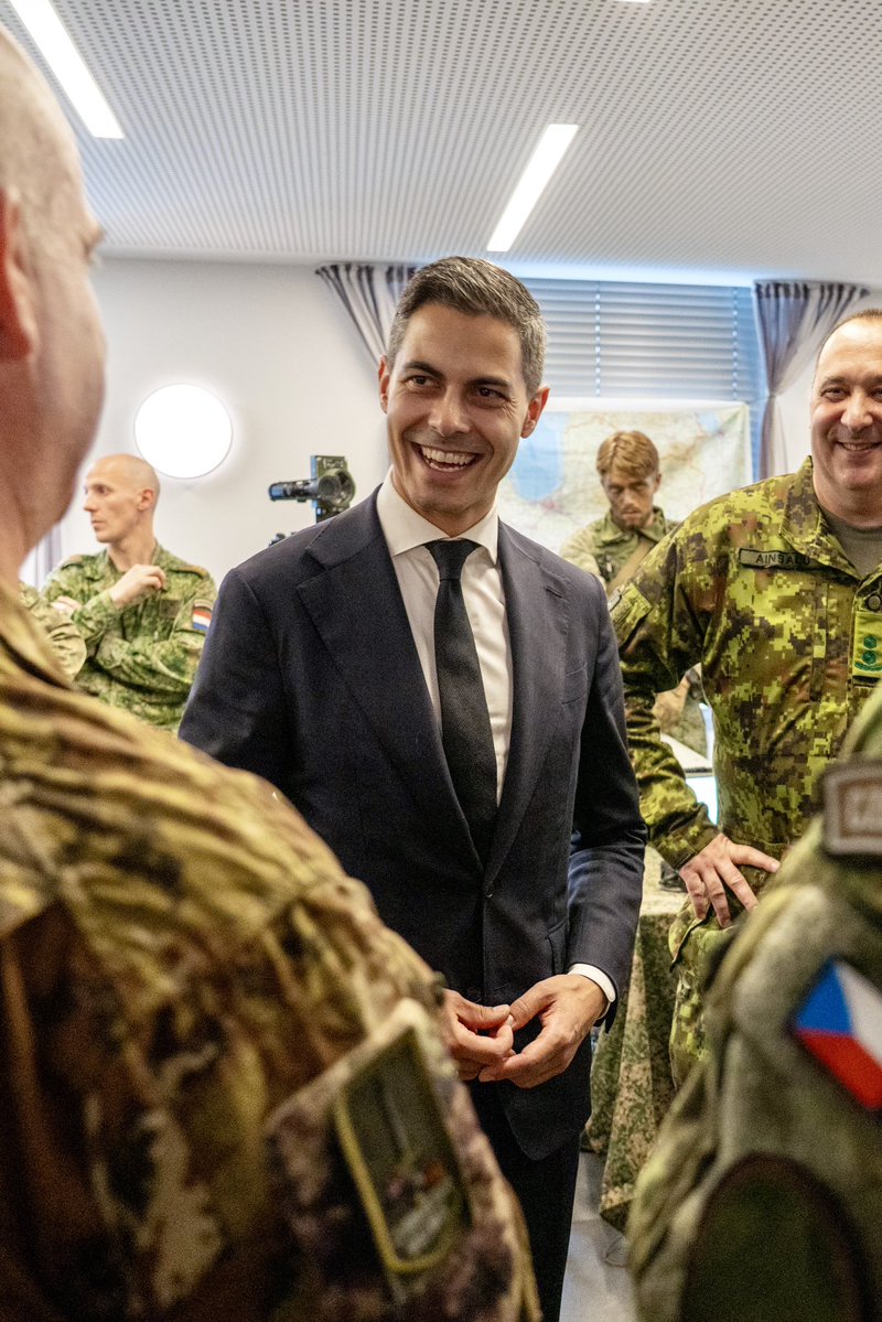 MinPres's tweet photo. In Münster is sinds 1995 het Duits-Nederlandse Legerkorps gevestigd; een hoofdkwartier dat snel en overal ter wereld operaties kan uitvoeren. Vandaag bezocht ik het Corps samen met @bundeskanzler Friedrich Merz en @SecGenNATO Mark Rutte. 

De noodzaak om samen te werken is groter dan ooit. De Russische dreiging richting het NAVO-bondgenootschap neemt snel toe. We realiseren ons dat Europa te maken heeft met een uitdagende veiligheidssituatie. In Münster heb ik gezien hoe militaire samenwerking er op zijn best uit ziet. Inmiddels nemen militairen uit 16 landen deel aan dit korps.

Sinds 1 juli fungeert het Corps als tactisch NAVO-hoofdkwartier in Letland en Estland. Het staat daarmee schouder aan schouder met de Letten en Esten in de verdediging van hun 700 kilometer lange grens met Rusland. Het Corps is hiermee niet alleen een succesvol voorbeeld van Duits-Nederlandse- en Europese samenwerking, maar ook het voorbeeld dat Europa binnen de NAVO verantwoordelijkheid neemt voor de verdediging van het NAVO-grondgebied.