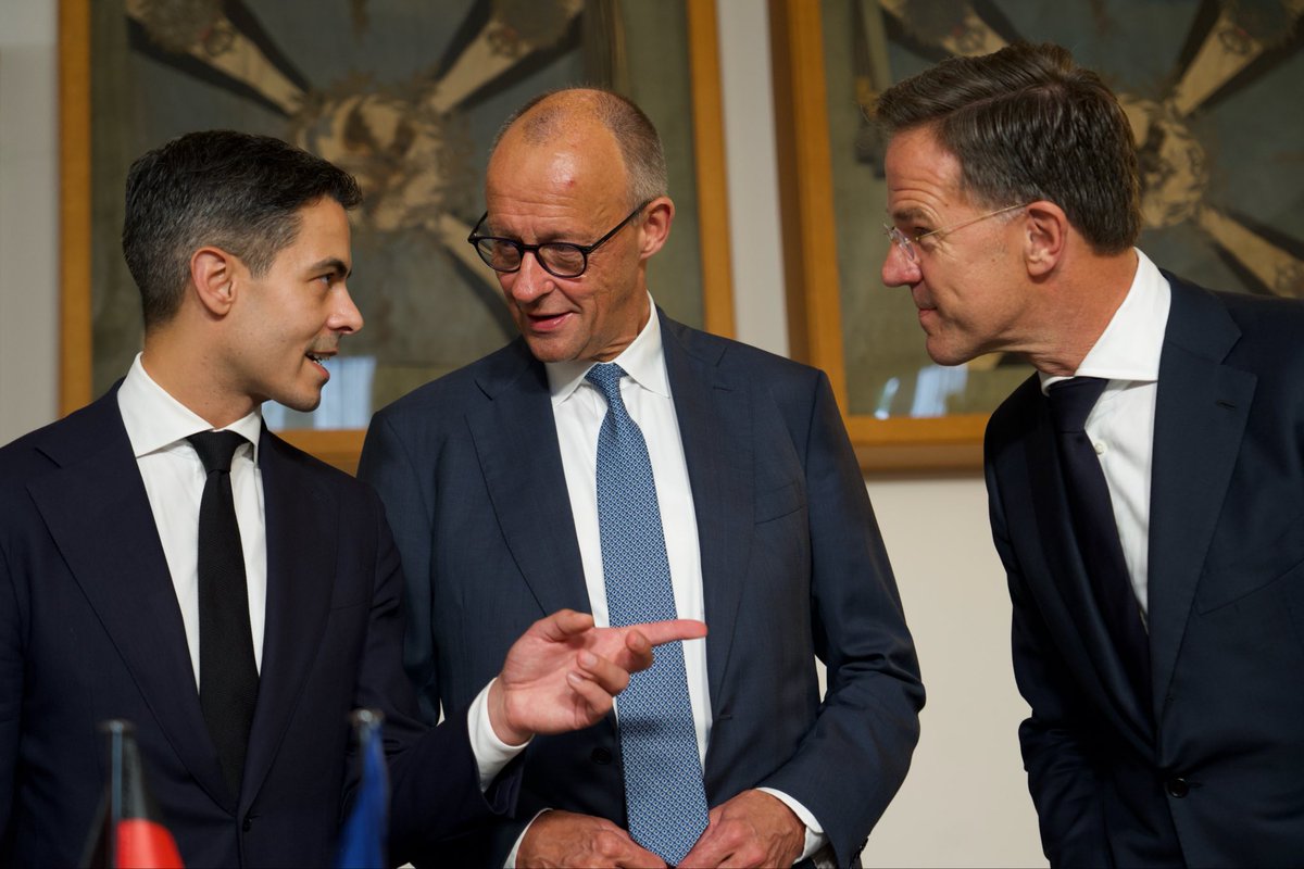 MinPres's tweet photo. In Münster is sinds 1995 het Duits-Nederlandse Legerkorps gevestigd; een hoofdkwartier dat snel en overal ter wereld operaties kan uitvoeren. Vandaag bezocht ik het Corps samen met @bundeskanzler Friedrich Merz en @SecGenNATO Mark Rutte. 

De noodzaak om samen te werken is groter dan ooit. De Russische dreiging richting het NAVO-bondgenootschap neemt snel toe. We realiseren ons dat Europa te maken heeft met een uitdagende veiligheidssituatie. In Münster heb ik gezien hoe militaire samenwerking er op zijn best uit ziet. Inmiddels nemen militairen uit 16 landen deel aan dit korps.

Sinds 1 juli fungeert het Corps als tactisch NAVO-hoofdkwartier in Letland en Estland. Het staat daarmee schouder aan schouder met de Letten en Esten in de verdediging van hun 700 kilometer lange grens met Rusland. Het Corps is hiermee niet alleen een succesvol voorbeeld van Duits-Nederlandse- en Europese samenwerking, maar ook het voorbeeld dat Europa binnen de NAVO verantwoordelijkheid neemt voor de verdediging van het NAVO-grondgebied.