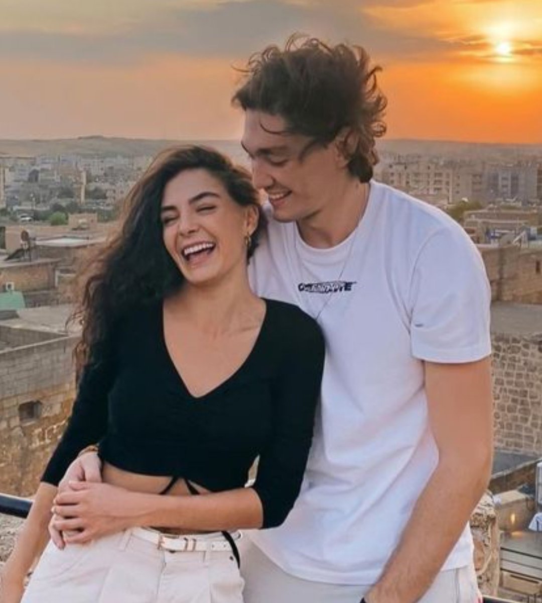 loveuchats's tweet photo. tr de ebru şahin ve cedi osman üstlenmiş bu olayı resmen. şuraya bakın, ikizler resmen birbirinin kopyası “seven sevdiğine benzer” olayı gerçekten doğruymuş😭 https://t.co/ViaZWjl2TU