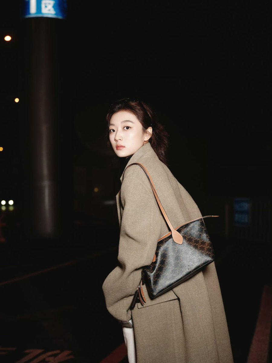 sunqiandaily's tweet photo. 261001 Sun Qian departure to Paris for Celine Paris Fashion Week 

#SunQian #孙千 #손천 https://t.co/Q4lHIb2Qqw