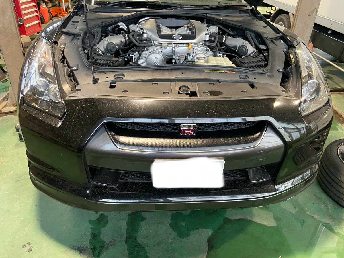 teammho's tweet photo. 新車の慣らし運転は必要か？

意外と知られていない話。

「今の車は精度が高いから、慣らし運転なんて必要ない」

そう思っている人も多いですが、
日産GT-Rの取扱説明書を読むと全然違います。
R35 GT-Rは、
なんと約2,000kmまで慣らし運転を指定。

しかも、
〜500km
・アクセルは半開まで
・3,500rpm以下
・急ハンドル、急ブレーキを避ける

500〜1,000km
・1〜3速での全開加速を避ける
・できるだけCOMFモードで走る

1,000〜2,000km
・Mレンジを使う
・1〜4速のシフト操作を繰り返す
・エンジン回転数も比較的高めにする
と、距離によって「ならし方」まで変わります。
しかも対象はエンジンだけではありません。
トランスミッション、
デュアルクラッチ、
サスペンション、
ブレーキまで含めて車全体をなじませる考え方。

さらに2,000kmまではサスペンションが十分になじまず、
車高やアライメントが変化する可能性があるため、
アライメントを変更しないよう記載されています。
今どきの車でも、
「慣らし運転」がかなり細かく指定されている車はある。
こういうのは取扱説明書を読まないとまず分かりません。

その他についても慣らしについて記載があります。