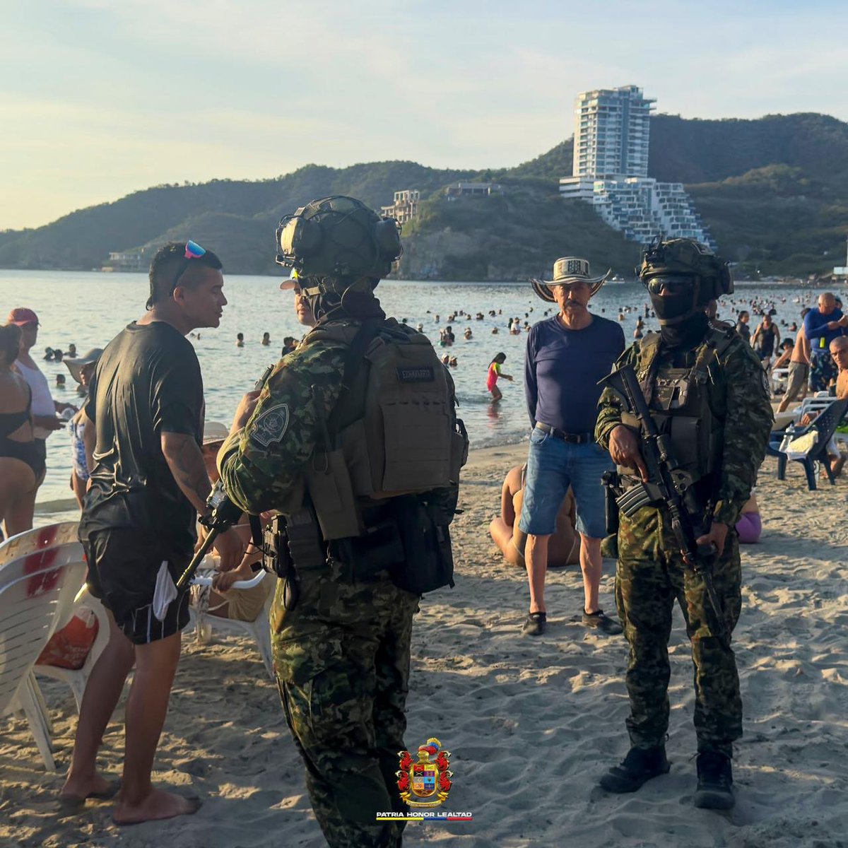 COL_EJERCITO's tweet photo. Seguimos cerca de los samarios y de quienes visitan #SantaMarta.

Nuestros comandos de Fuerzas Especiales Urbanas y soldados de @Ejercito_Div1 mantienen presencia en diferentes sitios turísticos de la ciudad, acompañando a propios y visitantes en el marco de la Operación Santa Marta.

Queremos que los ciudadanos sepan que su Ejército está cerca, trabajando de la mano con la comunidad para fortalecer las condiciones de seguridad y la confianza.

#PatriaHonorLealtad