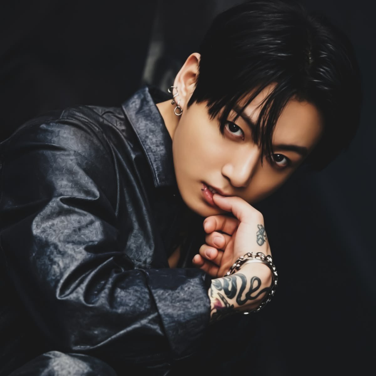 THVluv_JJK's tweet photo. #taekookau

“Your boyfriend’s such a jerk!,” Taehyung heard his friend, dahyun said, he looks at her, confused. “No, he’s not,”

“He is,” She scoffed

“He’s literally the most kind person I’ve ever met, what are you talking about?” 

Where, Jungkook is only soft for his boyfriend https://t.co/1gVvKDrfje