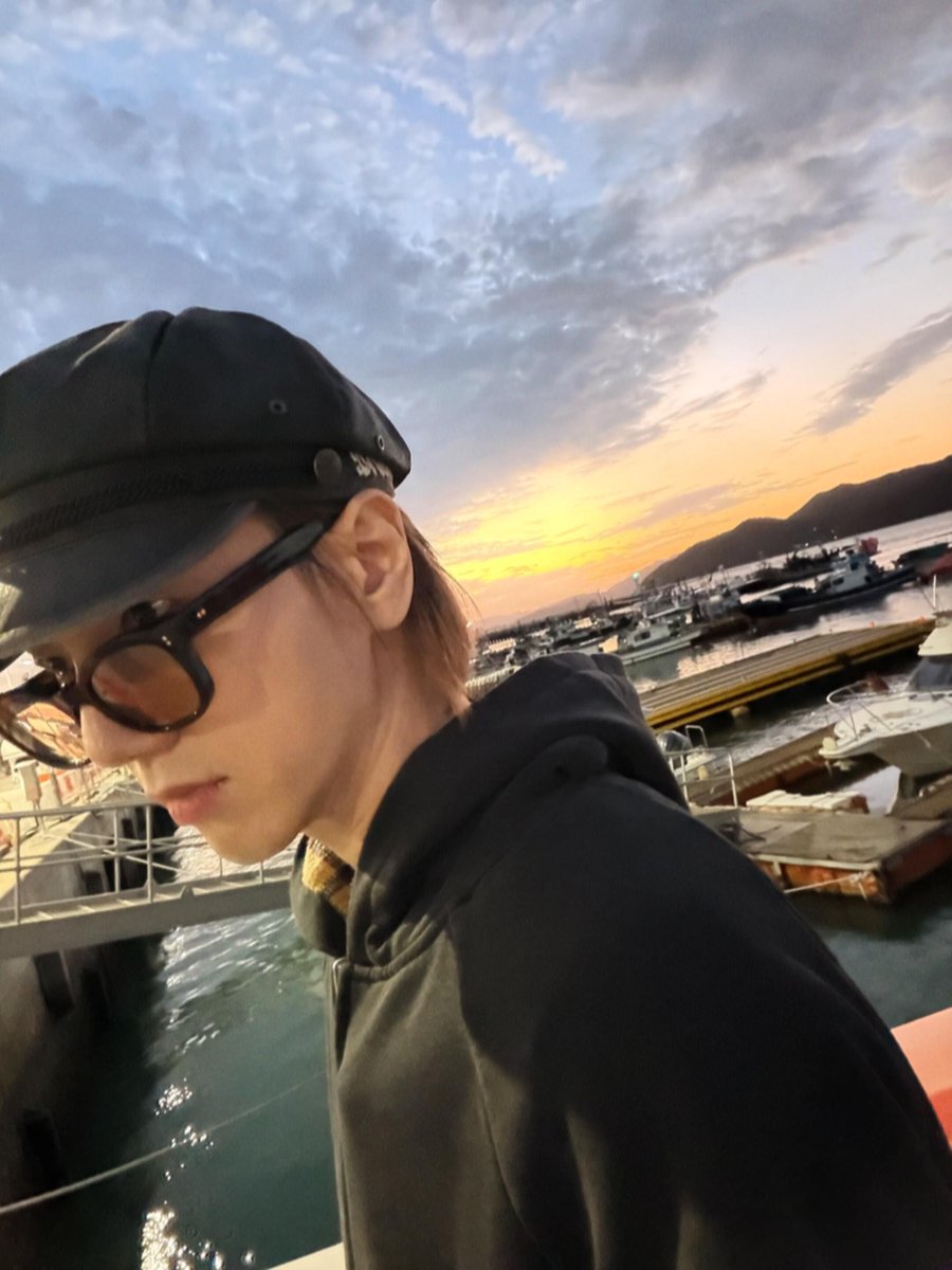 yesungrchv's tweet photo. 261001 Yesung Xiaohongshu 
#예성 #YESUNG @shfly3424

🌊

After the Dream (梦屿)
  
每到深夜独自彷徨
小船被推往无际海洋
总会想起熟悉的脸庞
听见我们持续在呼唤
  
随梦摇晃
我们触不到的时光
顺着洋流 我的梦被拉长
看四季轮流陪着我
抬头看 繁星连成航向
  
而你始终等候
身在我的 无尽美梦
多想伸手触碰
化成一缕的清风
约定着 不放手
  
梦屿里的我 漂流多久
只想好好与你相拥
感受我淋过 雨的胸口
睁开眼已是黎明后
  
挣脱那梦境枷锁
我徒步奔向你呀
沿着同片星空 回到你的身旁
  
怀着恐惧走了多久
深怕迷途 会将你弄丢
而当我转身那一瞬间
你在眼前等候已久
  
而你始终等候
身在我的 无尽美梦
多想伸手触碰
化成一缕的清风
约定着 不放手
  
梦屿里的我 漂流多久
只想好好与你相拥
感受我淋过 雨的胸口
睁开眼已是黎明后
  
挣脱那梦境枷锁
我徒步奔向你呀
沿着同片星空 回到你的身旁
  
乌云后更明朗
在时间的漩涡 独自的流浪
最漫长的与你 别过
原来竟是梦 看着你 走了好久
  
梦屿里的我 漂流多久
只想好好与你相拥
唤醒我往日 和你相守
睁开眼已是你和我
看见你泪眸如梦
我徒步奔向你呀
沿着同片星空 回到你的身旁
  
- 直到我们再次相见的那一天 Yesung