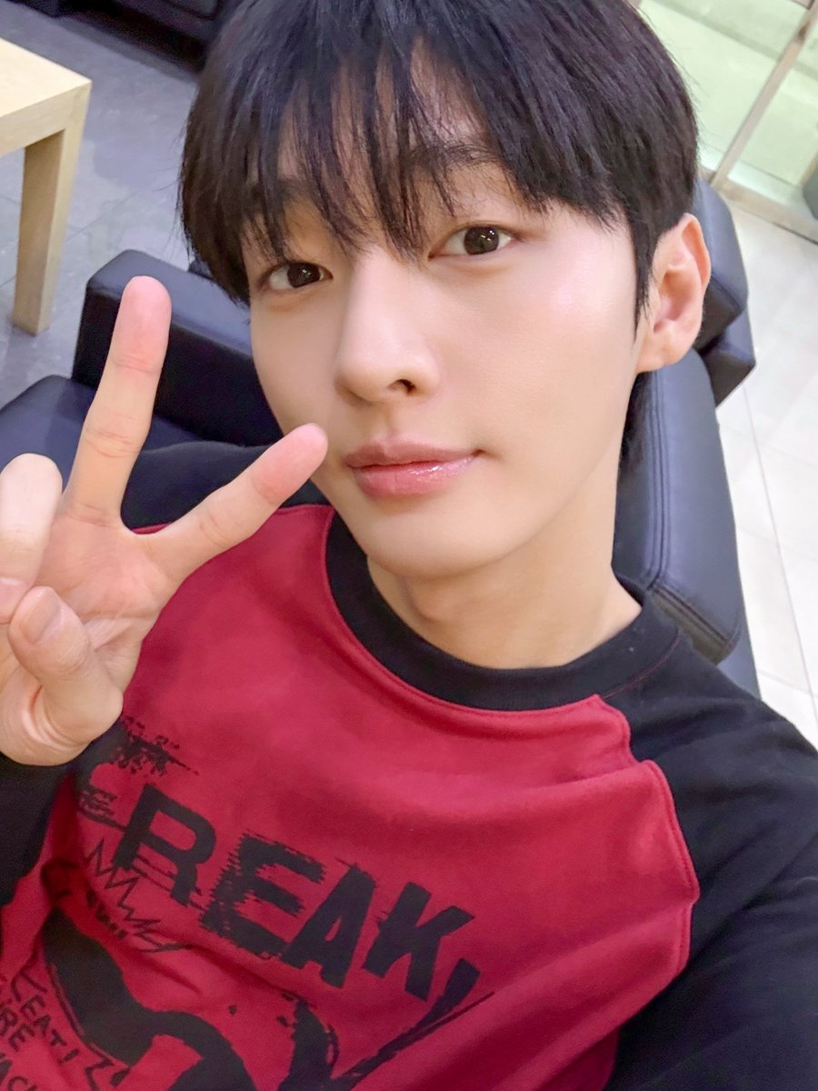 Official_YJS_'s tweet photo. [#오늘의윤잘생]

이번 달도 볼륨과 함께 기분 좋게 시작! 🎧
오늘도 지룽이 목소리 들으면서 편안한 밤 보내세요 ☁️🤍

#윤지성 #YOONJISUNG
#KBSCoolFM #효정의볼륨을높여요 https://t.co/4qCyflJCSF