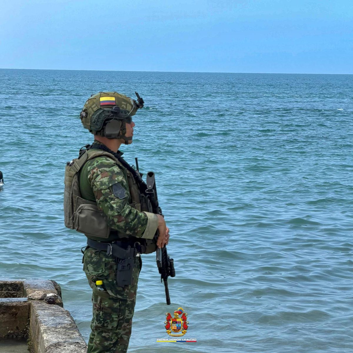 COL_EJERCITO's tweet photo. Seguimos cerca de los samarios y de quienes visitan #SantaMarta.

Nuestros comandos de Fuerzas Especiales Urbanas y soldados de @Ejercito_Div1 mantienen presencia en diferentes sitios turísticos de la ciudad, acompañando a propios y visitantes en el marco de la Operación Santa Marta.

Queremos que los ciudadanos sepan que su Ejército está cerca, trabajando de la mano con la comunidad para fortalecer las condiciones de seguridad y la confianza.

#PatriaHonorLealtad
