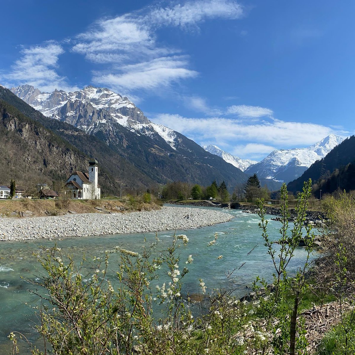 Ximenithalovec's tweet photo. Herrlicher Spaziergang mit @himmuguegeli_13 bei Sonne und Fön 🙃 #schweiz #erstfeld #bristen #spaziergang #herrlich #berge #sonne #fön https://t.co/06htcLRJIF