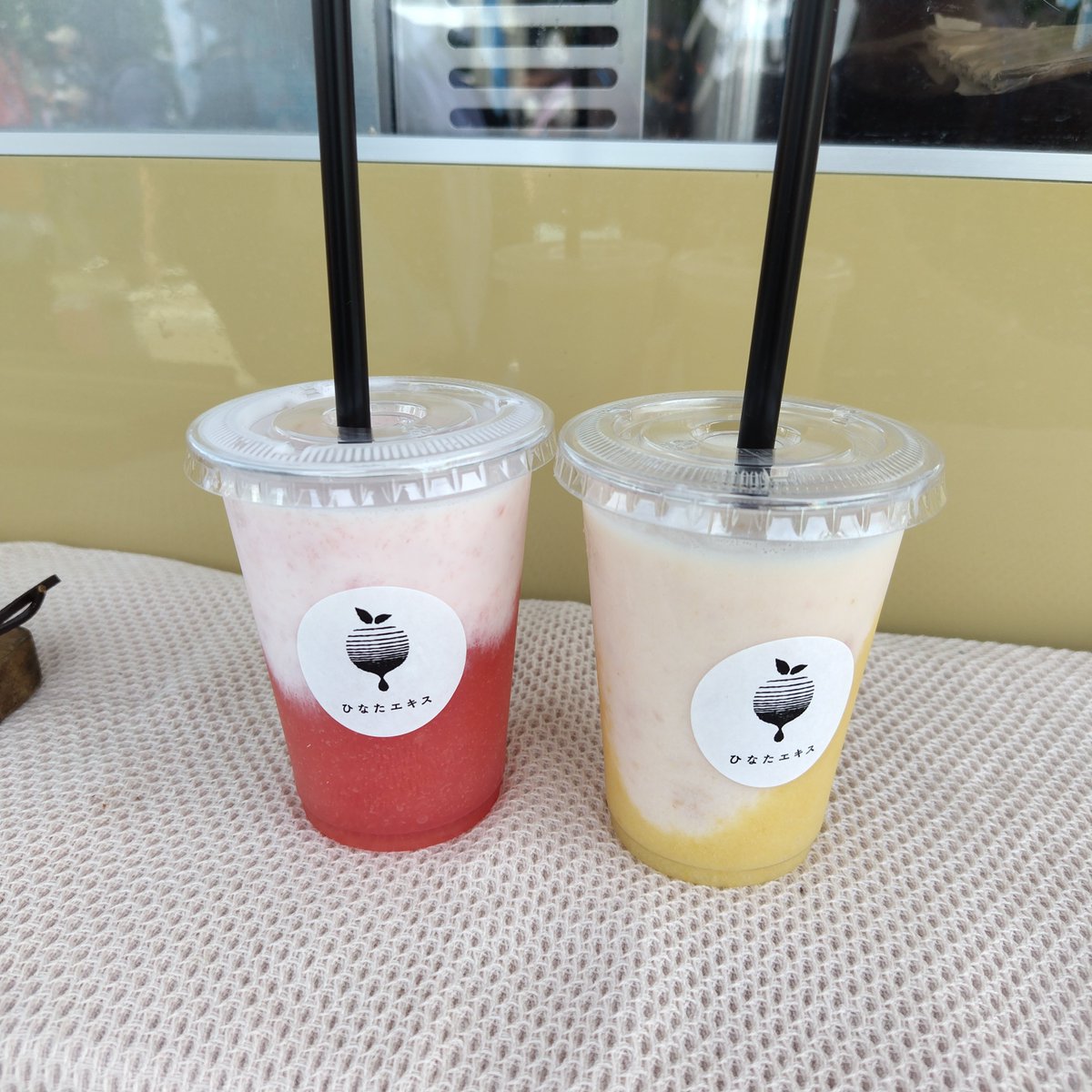 katomarumaru's tweet photo. そんな暑くもなく、今までのフェスでイチバンの天候の良さ☀でもやっぱり冷たいものは欠かせない、ババヘラは大盛りにしてもらいました！ひなたエキスさんの『桃のスムージー』いぶりがっこのおにぎりも美味しかった😋ブラボーさんで買った私のおにぎりは誰が食べたの？未だに謎だわ🤔

#高橋優　#acmf https://t.co/YBeq1fx8Up