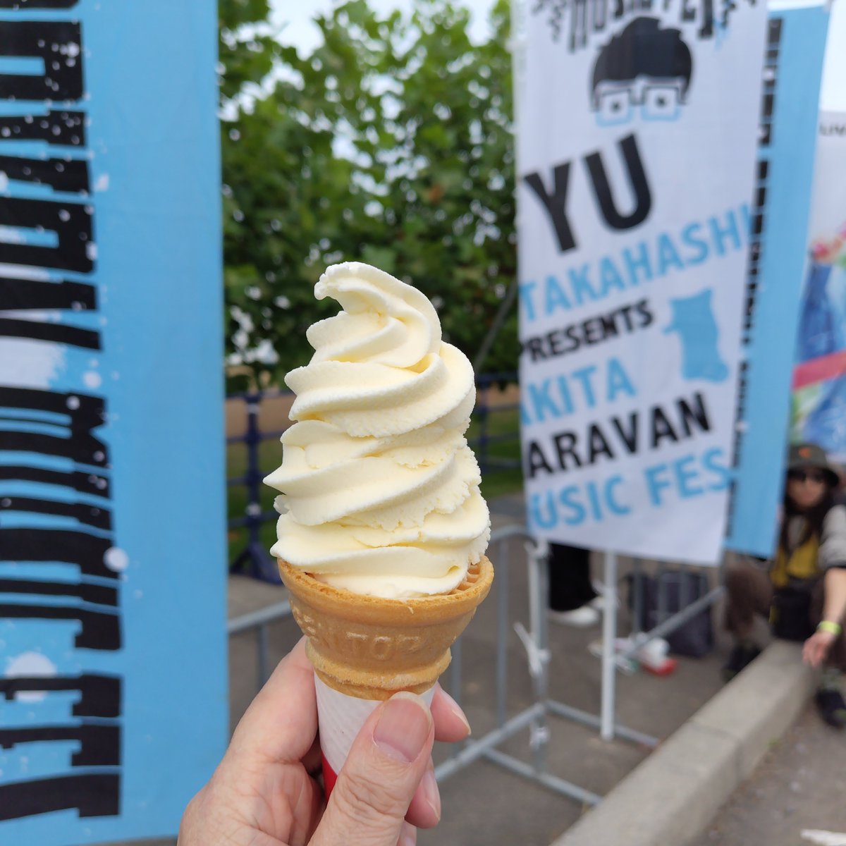 katomarumaru's tweet photo. そんな暑くもなく、今までのフェスでイチバンの天候の良さ☀でもやっぱり冷たいものは欠かせない、ババヘラは大盛りにしてもらいました！ひなたエキスさんの『桃のスムージー』いぶりがっこのおにぎりも美味しかった😋ブラボーさんで買った私のおにぎりは誰が食べたの？未だに謎だわ🤔

#高橋優　#acmf https://t.co/YBeq1fx8Up