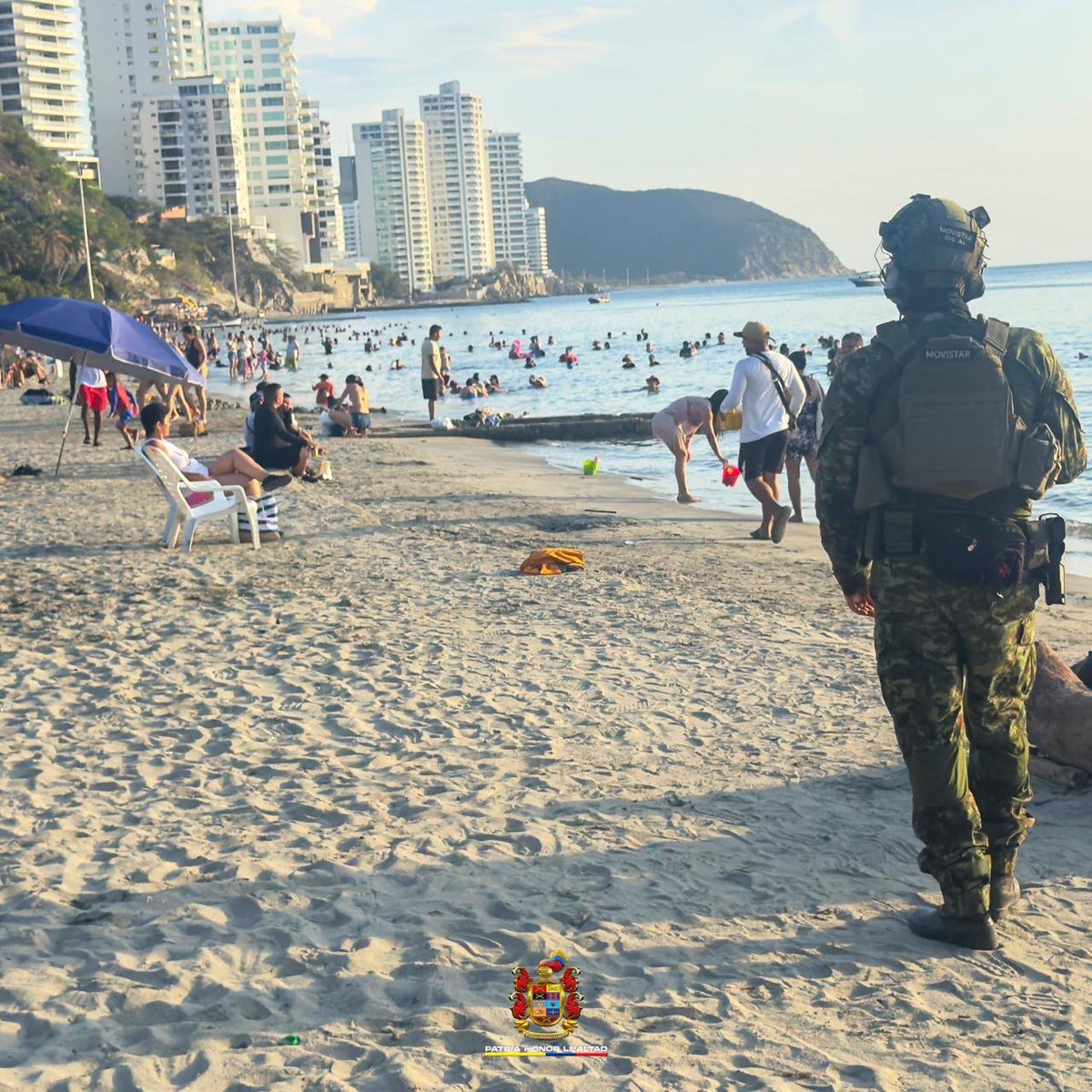 COL_EJERCITO's tweet photo. Seguimos cerca de los samarios y de quienes visitan #SantaMarta.

Nuestros comandos de Fuerzas Especiales Urbanas y soldados de @Ejercito_Div1 mantienen presencia en diferentes sitios turísticos de la ciudad, acompañando a propios y visitantes en el marco de la Operación Santa Marta.

Queremos que los ciudadanos sepan que su Ejército está cerca, trabajando de la mano con la comunidad para fortalecer las condiciones de seguridad y la confianza.

#PatriaHonorLealtad