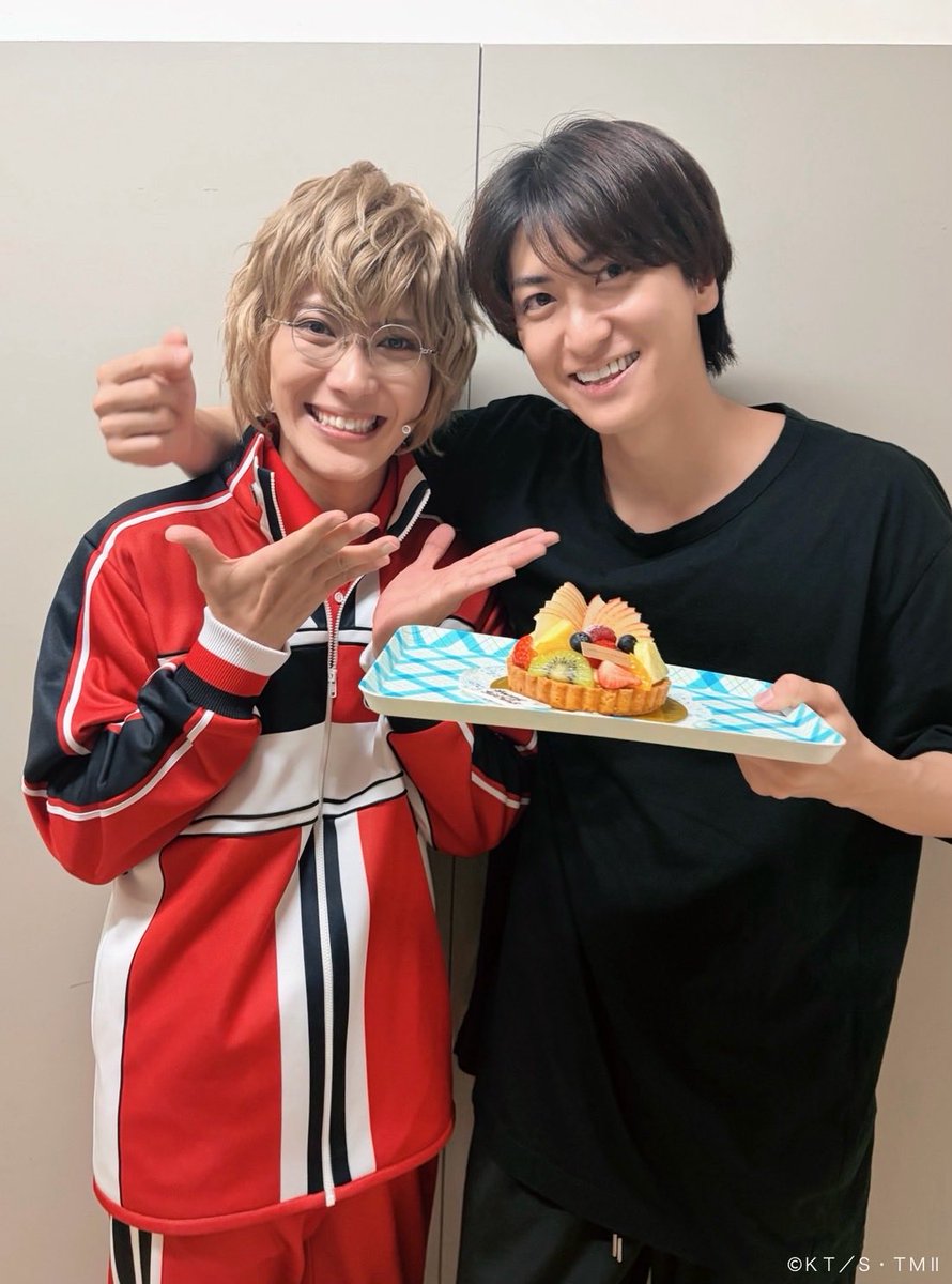TennimuNews's tweet photo. 【#新テニミュ】劇場より🎾
劇場での場当たりを終えました！いよいよ明日は初日です！
そんな本日10月1日は、入江奏多役(Ｗキャスト)相葉裕樹くんのお誕生日です🎷✨
みんなでお祝いをしました🎂
準備の都合で全員で写真は撮れなかったのですが、入江くん（泰江くん）との2ショットをお届け📷
おめでとうございます💐